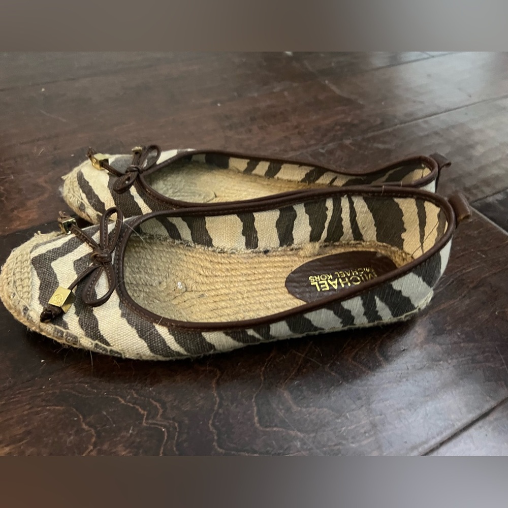 Michael Kors Giraffe print flats